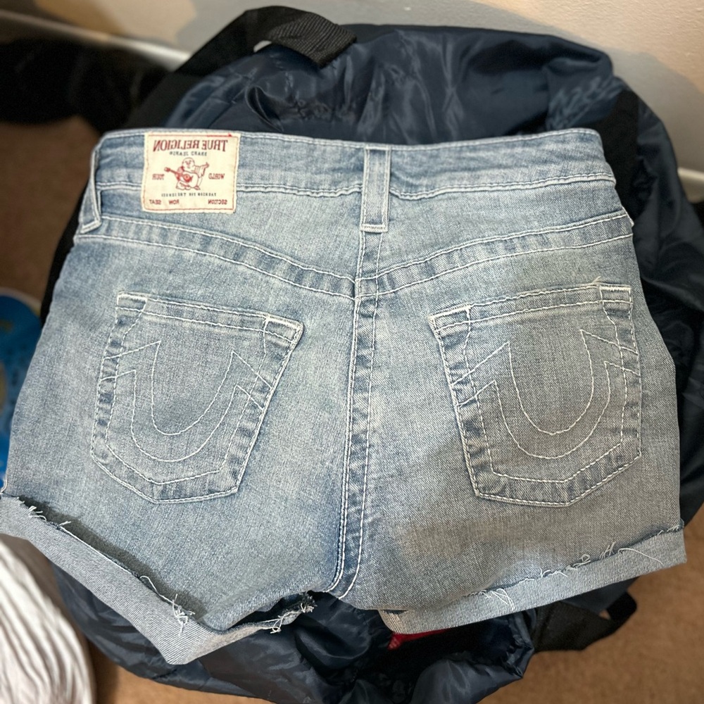 True religion mid rise short